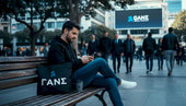 Ένας άντρας με στιλάτα, επώνυμα ρούχα κάθεται χαλαρός σε ένα παγκάκι στο κέντρο της πόλης.