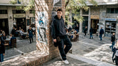 Νεαρός που ξεχωρίζει με το μοντέρνο urban street style του στους δρόμους της πόλης.