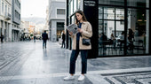 Νεαρή γυναίκα με στιλάτο, συνδυασμένο urban look περπατάει στους δρόμους της πόλης.