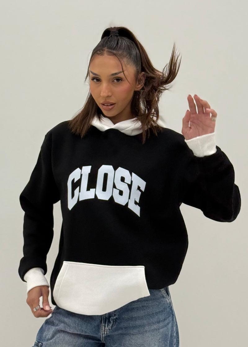 Ανδρικό φούτερ με κουκούλα Close society-HDS26-700-black-white hoodie regular fit