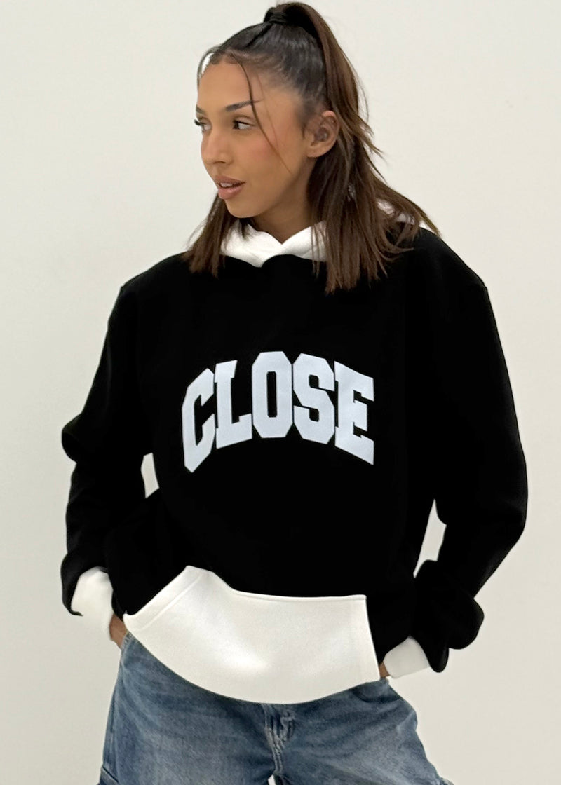Ανδρικό φούτερ με κουκούλα Close society-HDS26-700-black-white hoodie regular fit
