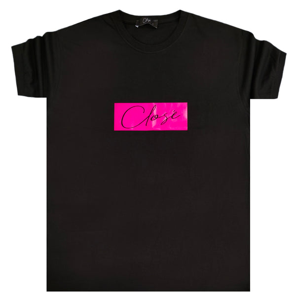 Close society - S23-281 - pink logo tee - black