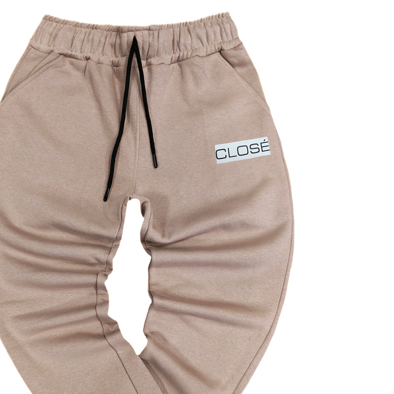 Close society - W22-150 - small white logo pants - beige